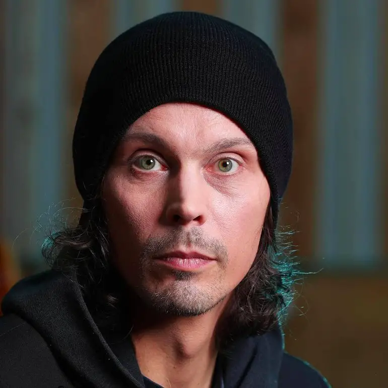 How tall is Ville Valo?
